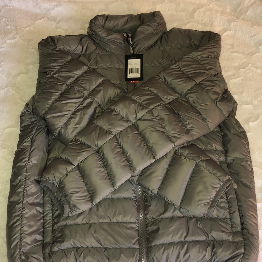 TUMI women’s gray portable down jacket